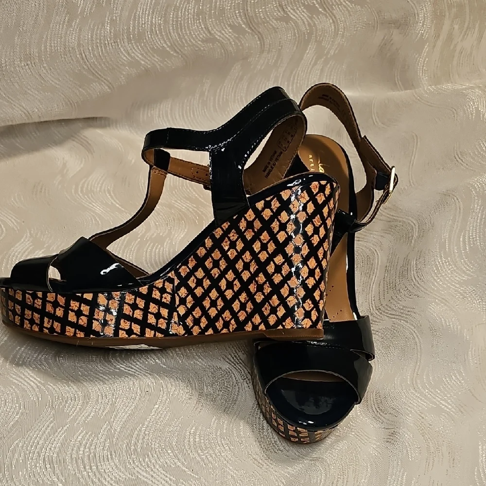 Clarks artisan Amelia Roma navy patten leather wedge sandal womans size 7.5 new - Picture 1 of 8